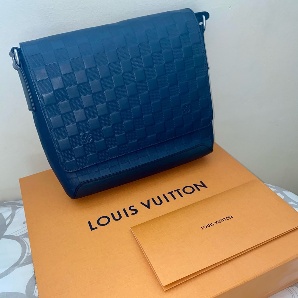 Louis Vuitton District PM